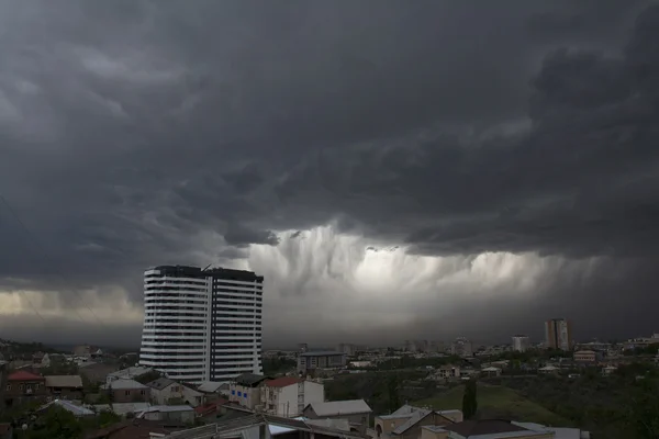 Драматические облака и дождь над городом, Ереван, Армения — стоковое фото