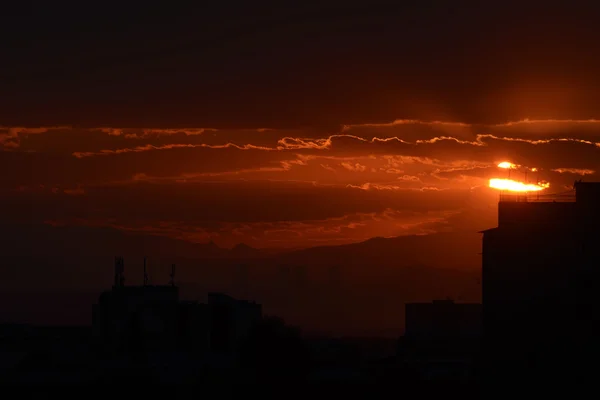 アルメニアの原子力発電所と太陽 エレバン アルメニアからの眺め 美しい夕日 — ストック写真