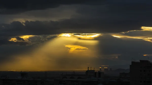 La centrale nucléaire arménienne et le soleil, vue depuis Erevan, Arménie. Beau coucher de soleil — Photo