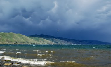 Bulutlar ve Sevan Gölü, Ermenistan üzerinde martı