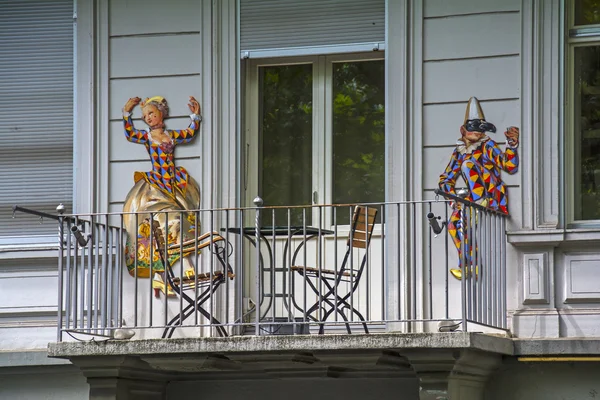 Zurique, Suíça - 14 de junho de 2015: fachada do edifício com varanda decorada com as imagens de palhaços vestidos de Arlequim — Fotografia de Stock