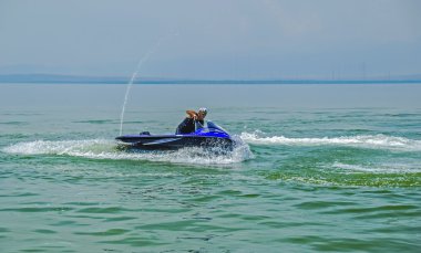 Sevan, Ermenistan - 23 Ağustos 2008: adam deniz scooter, su jeti binici, Kayak jet ile