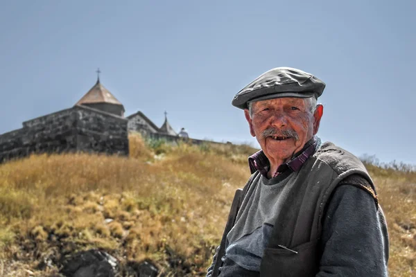 Szeván-tó, Örményország - 2008. augusztus 19.: Művészi portréja barátságos idősebb férfi Sevanavank kolostor közelében — Stock Fotó