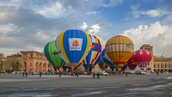 Yerevan, Armenia - April 09, 2008: colorful hot air balloon near the Government building on Republic square (designed by architect Alexander Tamanian) — Stock Photo, Image
