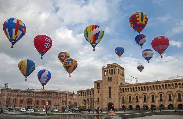 Yerevan, Armenia - April 09, 2008: colorful hot air balloon near the Government building on Republic square (designed by architect Alexander Tamanian) — Stock Photo, Image