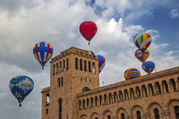 Yerevan, armenien - 09. april 2008: bunter heißluftballon in der nähe des regierungsgebäudes am platz der republik (entworfen vom architekten alexander tamanian) — Stockfoto