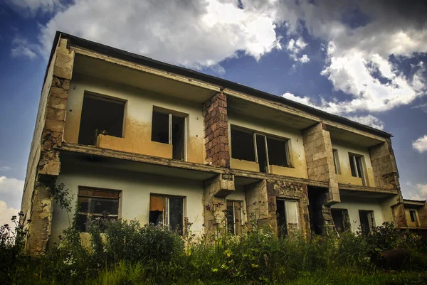 Aghveran、アルメニアのソビエト時代の古い放棄された家 — ストック写真