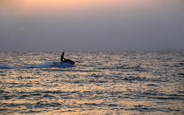 Om cu scuter de mare la apus de soare, călăreț cu jet de apă, schi cu jet, Dubai — Fotografie, imagine de stoc