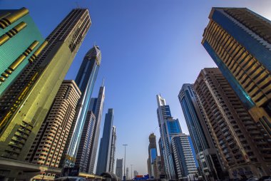 Dubai, Birleşik Arap Emirlikleri - 17 Haziran 2010: Towers, gökdelenler, otel, modern mimari, Sheikh Zayed Road, finans bölgesi