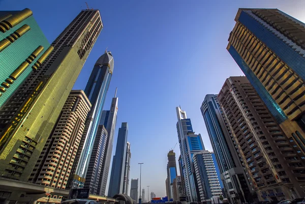 迪拜，阿拉伯联合酋长国-2010 年 6 月 17 日 ︰ 塔，摩天大楼、 酒店、 现代建筑、 谢赫扎耶德路、 金融区 — 图库照片