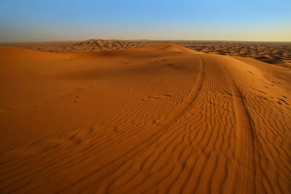 Sand dune krajobraz w arabskiej pustyni i śladowe ilości samochodów — Zdjęcie stockowe