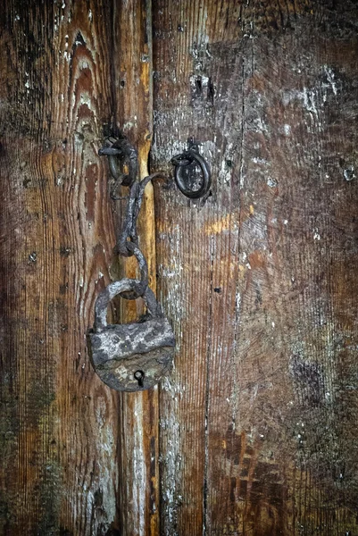 Fechadura enferrujada velha na porta de madeira shabby, Garni, Armênia — Fotografia de Stock