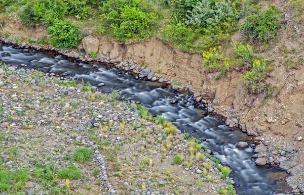 Pequeño arroyo que brota sobre las rocas con el expositor largo para dar el efecto sedoso del agua que cae —  Fotos de Stock