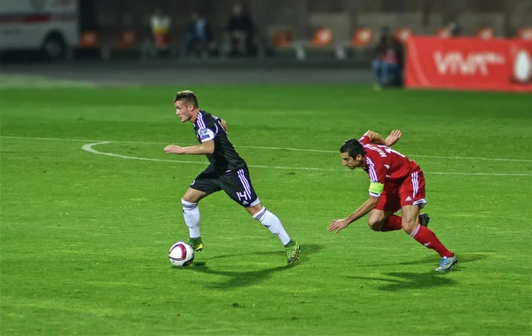 Erivan, Ermenistan - 11 Ekim 2015: Futbol, Ermenistan vs Arnavutluk, 0 - 3, Avrupa Elemeleri: Henrikh Mkhitaryan (kırmızı) vs Xhaka (siyah) — Stok fotoğraf