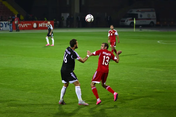 Eriwan, Armenien - 11. Oktober 2015: Fußball, Armenien gegen Albanien, 0 - 3, EM-Qualifikation: hovhannisyan vs cikalleshi — Stockfoto