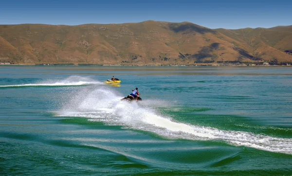 Män med sea scooter, vatten jet rider, jet skidåkning på Sevansjön i Armenien — Stockfoto