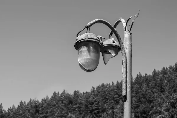 Lámpara de calle rota contra cielo y bosque, Armenia — Foto de Stock