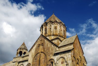 Kubbe mavi gökyüzü bulutlu Gandzasar Manastırı. Mardakert, Dağlık Karabağ Cumhuriyeti