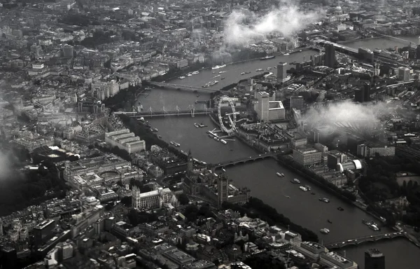 Londres, Royaume-Uni - 13 août 2012 : Vue de Londres et de la Tamise depuis l'avion — Photo