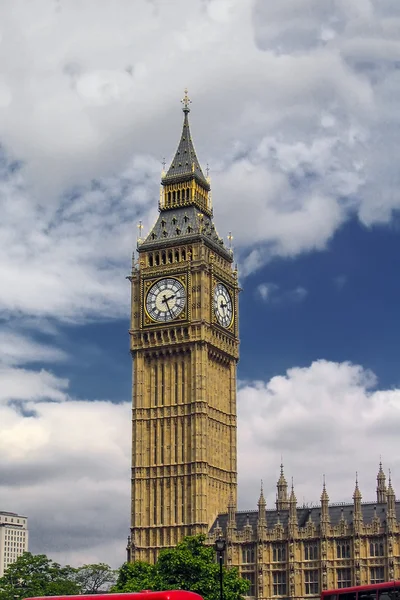 Londres, Angleterre, Royaume-Uni, Europe - 29 juin 2004 : Vue de l'emblématique tour de l'horloge Big Ben — Photo