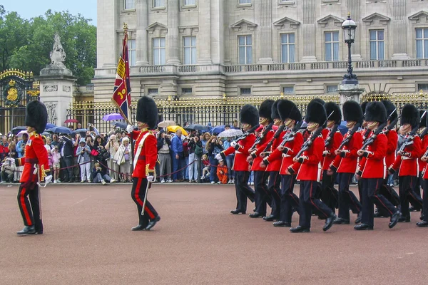 Londra, İngiltere, Amerika Birleşik Devletleri, Avrupa - 01 Temmuz 2004: Kraliçe'nin muhafızları Buckingham Sarayı'nda — Stok fotoğraf