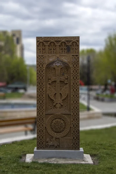 Uma antiga pedra cruzada arminiana, Khachkar Yerevan, Armênia — Fotografia de Stock