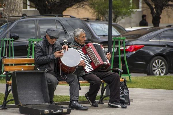 Yerevan, Armenië - 30 maart 2016: opa op de accordeon en dhol op straat wordt afgespeeld — Stockfoto