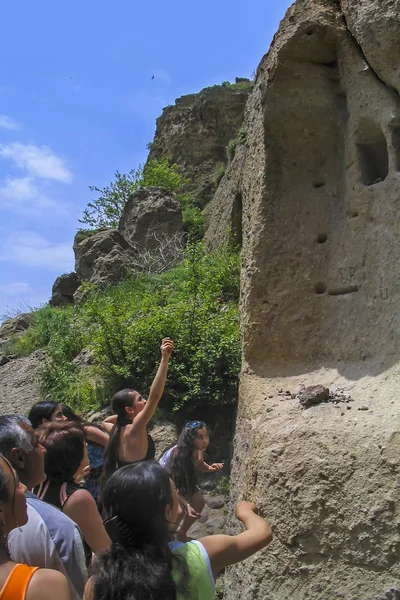 Provincia de Kotayk, Armenia 27 de mayo de 2007: Monasterio de Geghard. La gente arroja piedras a las profundidades de la roca para la buena suerte —  Fotos de Stock