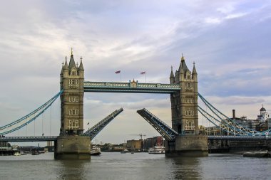 Londra, İngiltere - 29 Haziran 2004: Nicke geçmekte kule köprü, köprü Kaldır