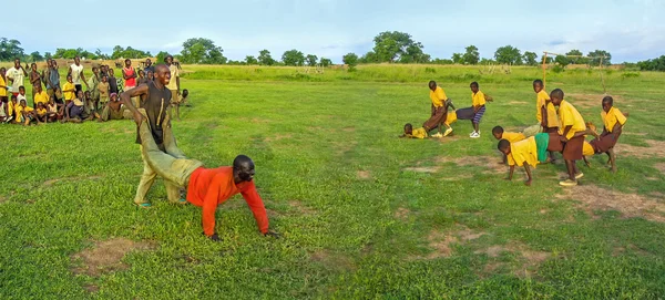 大人は、Wechiau、ガーナ - 2004 年 6 月 23 日: 運動を行う方法の子供ショーします。 — ストック写真