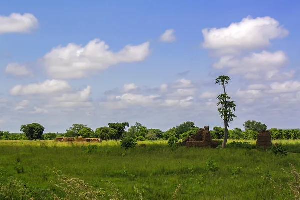 Paisagem africana com aldeia em Gana perto de Wechiau — Fotografia de Stock