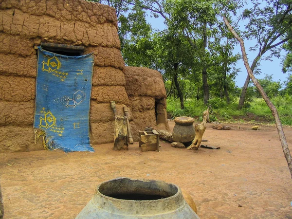 Buitenkant van het huis met ingang in Wechiau, Ghana, Afrika — Stockfoto