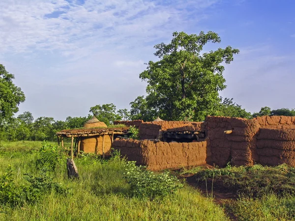 Afrikaanse landschap met dorp in Ghana in de buurt van Wechiau — Stockfoto