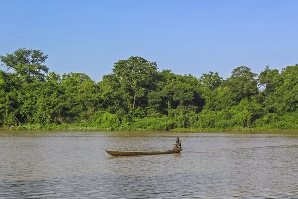 Wechiau, Ghana - 19 juni 2004: Zwarte Volta rivier Ghana Man peddelen kano upstream zwart Voltriver — Stockfoto