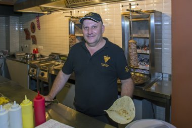 Erivan, Ermenistan - 29 Eylül 2014: Shawarma ana iş başında