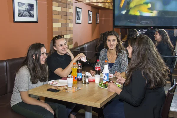 Ereván, Armenia - 29 de septiembre de 2014: Grupo de amigos disfrutando de shawarma y bebidas frías en la fiesta. Chicas jóvenes teniendo una fiesta . — Foto de Stock