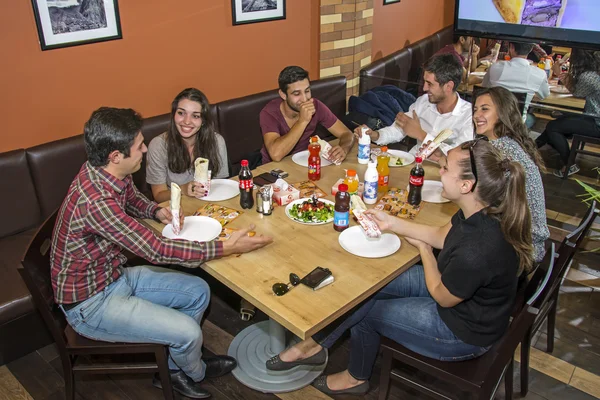 Ereván, Armenia - 29 de septiembre de 2014: Grupo de amigos disfrutando de shawarma y bebidas frías en la fiesta. Jóvenes teniendo una fiesta . —  Fotos de Stock