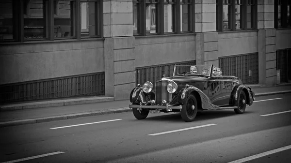 Zürich, Schweiz - 14. Juni 2015: Schwarz-Weiß-Aufnahme von 1936 Bentley in der Altstadt — Stockfoto