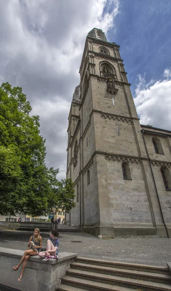 Curych, Švýcarsko - 14. června 2015: Atrakce Grossmunster kostel ve starém městě — Stock fotografie