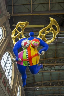 Zürih, İsviçre - 14 Haziran 2015: koruyucu melek, Niki de St. Phalle, Merkez İstasyonu'na, Noel pazarı