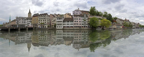 Panorama of Architecture and the river Limmat in Zurich, Switzerland — Stock Photo, Image