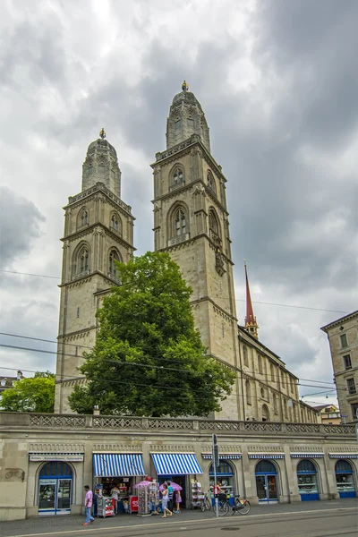 Zürich, Schweiz - 14 juni 2015: Zürich city center och tvillingtorn på sommaren i Schweiz. — Stockfoto