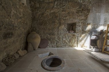 Eski mutfak iç Haghartsin Manastırı, zemindeki fırında ile 13. yüzyıl