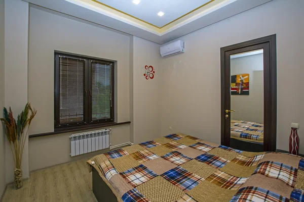 Yerevan, Armenia - 10 Mei 2016: Kamar tidur apartemen modern. Apartemen mewah dengan desain interior modern — Stok Foto