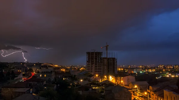 Буря с молнией в ночь Ереван, Армения — стоковое фото