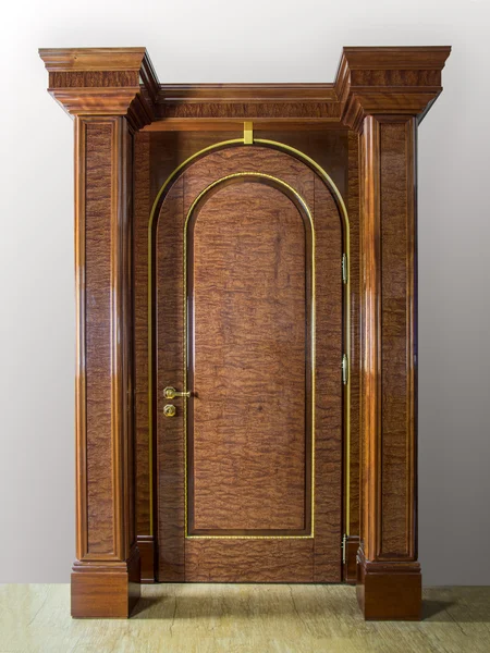 Belső töredék, fából készült kézzel készített luxus belső ajtó — Stock Fotó