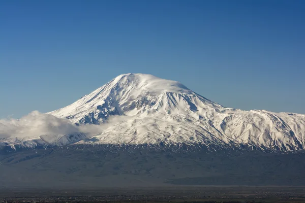 Topo grande da montanha de Ararat, vista de Yerevan — Fotografia de Stock