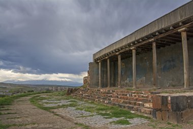 Kale Erebuni Ararat dağı üzerinde arka plan, 782 M.Ö bulutlu gün Erivan'da