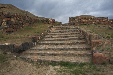 Erivan'da Erebuni kalesi kalıntıları bulutlu gün, 782 M.Ö