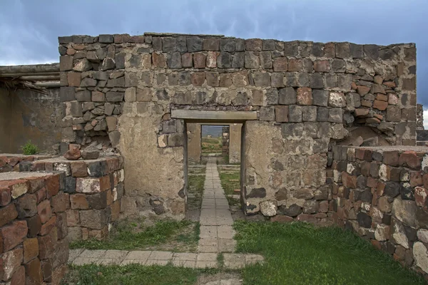 Ruínas da fortaleza Erebuni em Yerevan no dia nublado, 782 B.C — Fotografia de Stock
